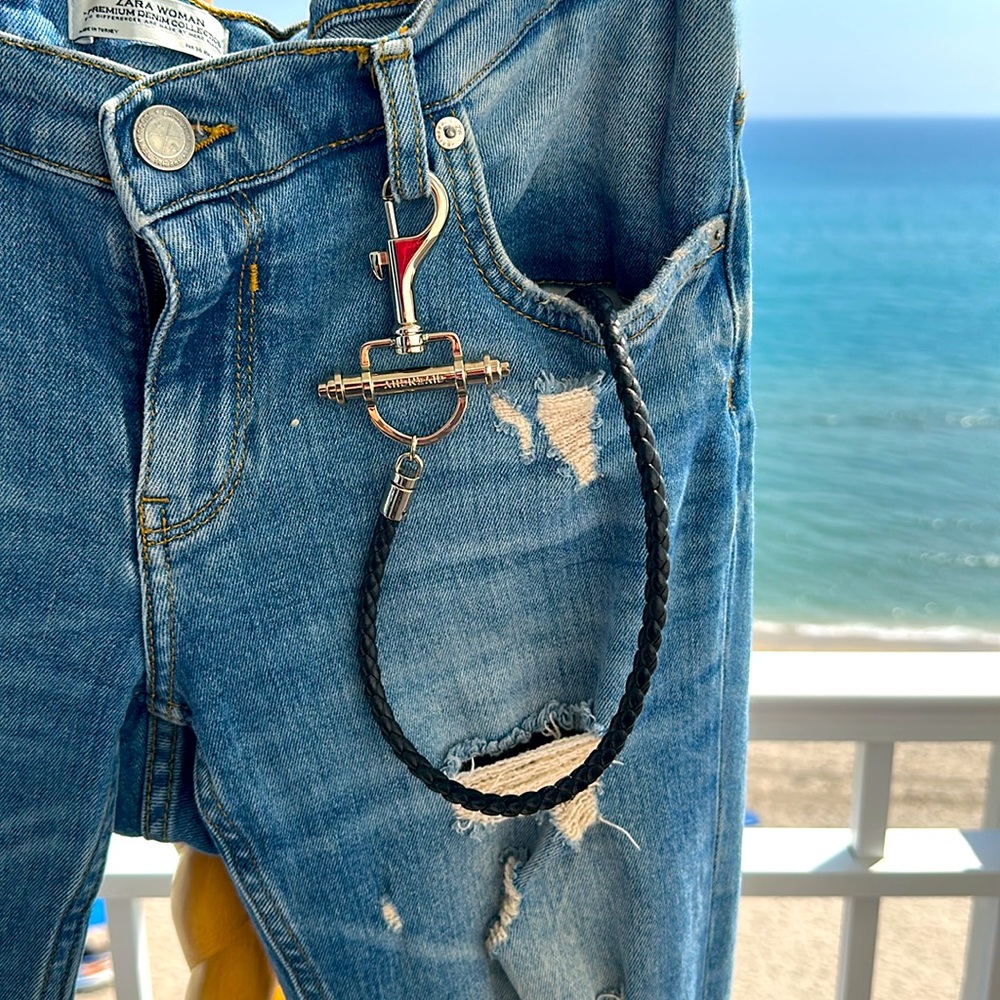 GIVENCHY SILVER KEY CHAIN ON LEATHER TWISTED ROPE HOLDER - Picture 3 of 9